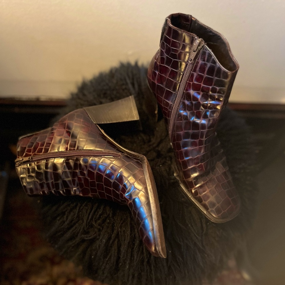 Vintage Via Spiga Crocodile Pattered Leather Ankle Boots with Heel, size 39 🐊